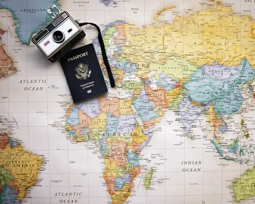 세계지도위에-카메라-여권사진